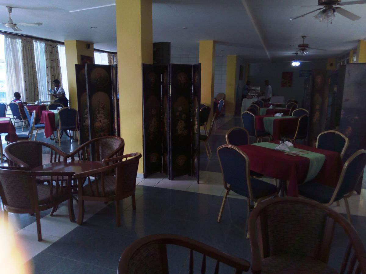 Aponye Hotel Kampala Extérieur photo