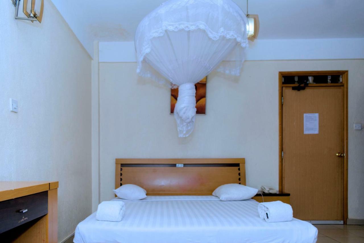 Aponye Hotel Kampala Extérieur photo